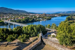 In der Stadt Tui geht es auf dem portugiesischen Jakobsweg über die Grenze von Portugal nach Spanien.