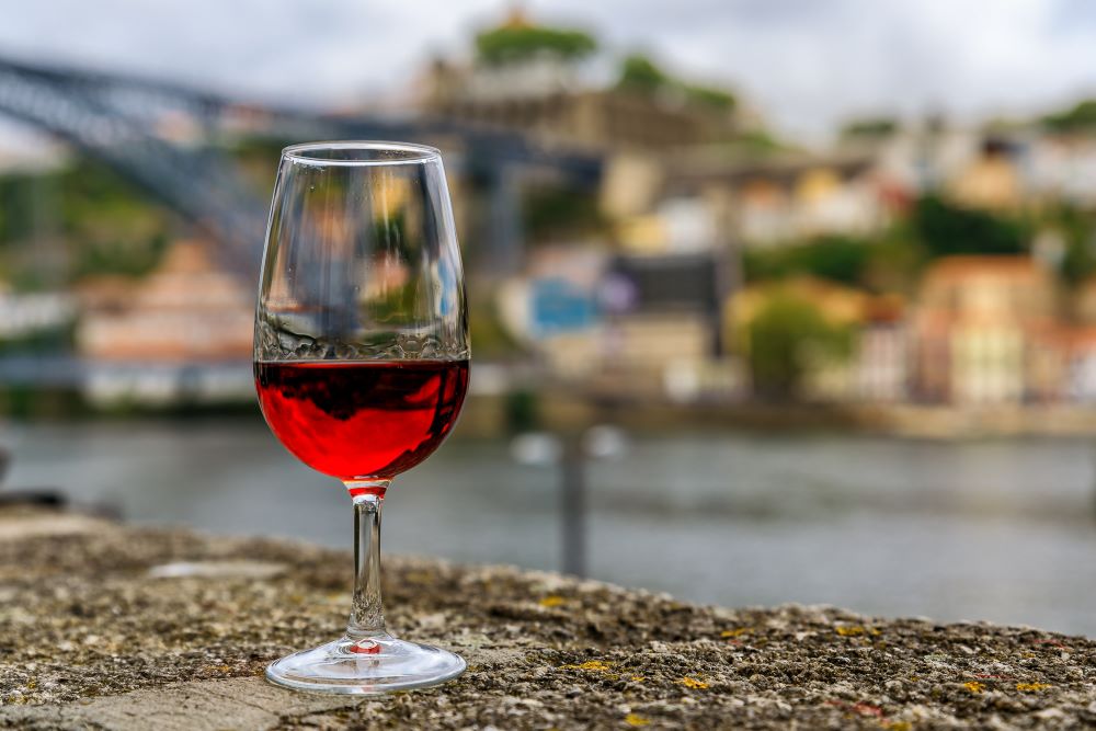 Weinproben sind beliebt bei Touristen in Porto